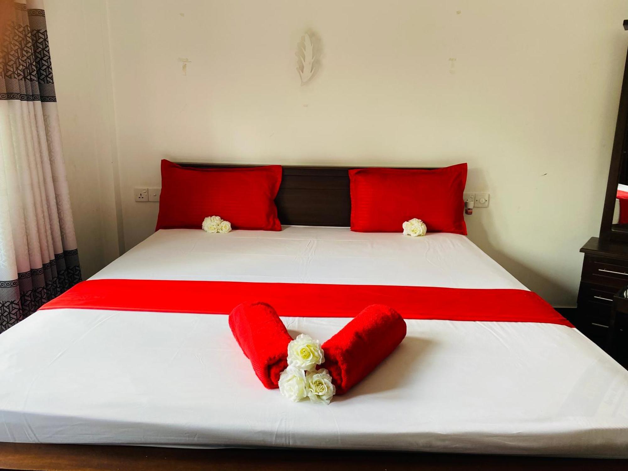 The Kingslayer Resort Negombo Esterno foto